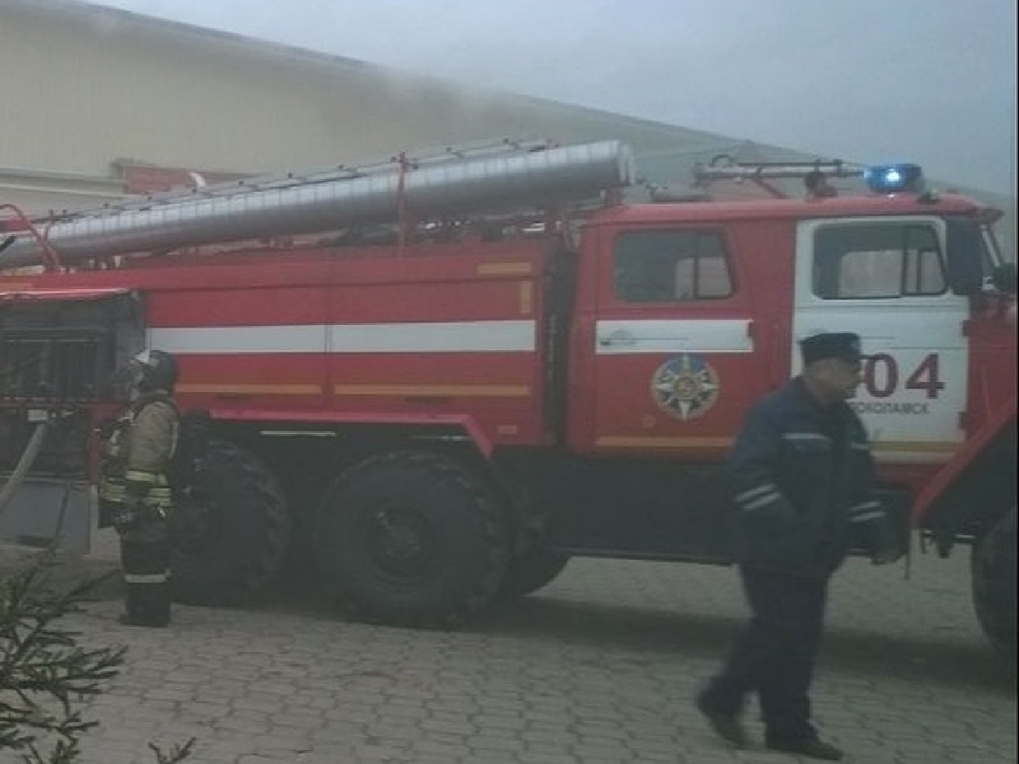 Площадь пожара на складе на юге Москвы выросла до 1 500 кв м
